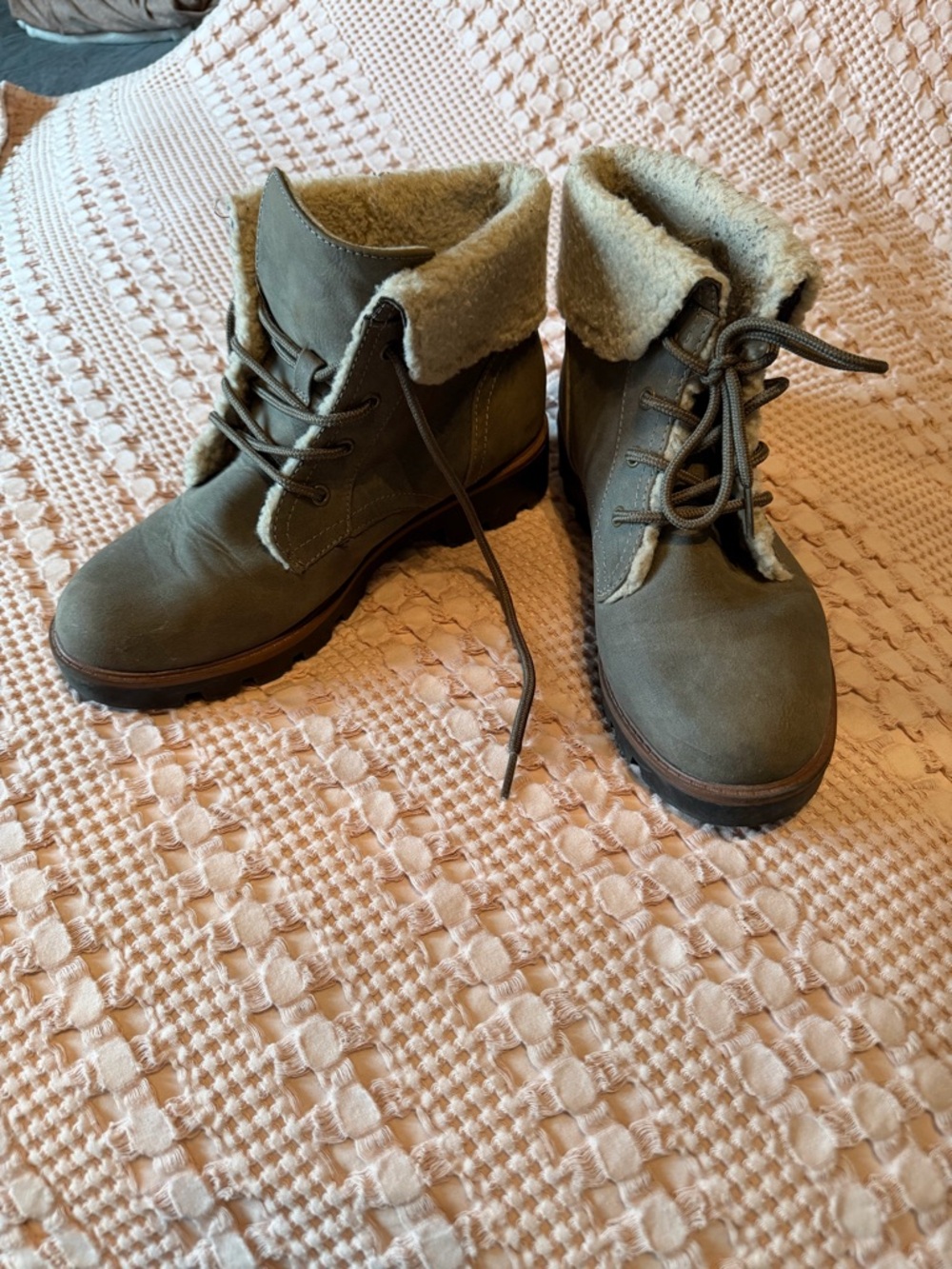 Cliffs by WHITE MOUNTAIN Olive Green Lace-Up Shearling Ankle Boots